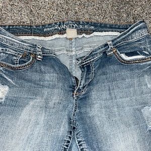 vanity capris, light wash, mid rise